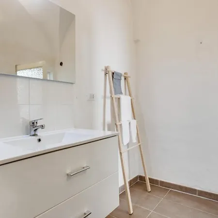 Guesthost - Mirror House